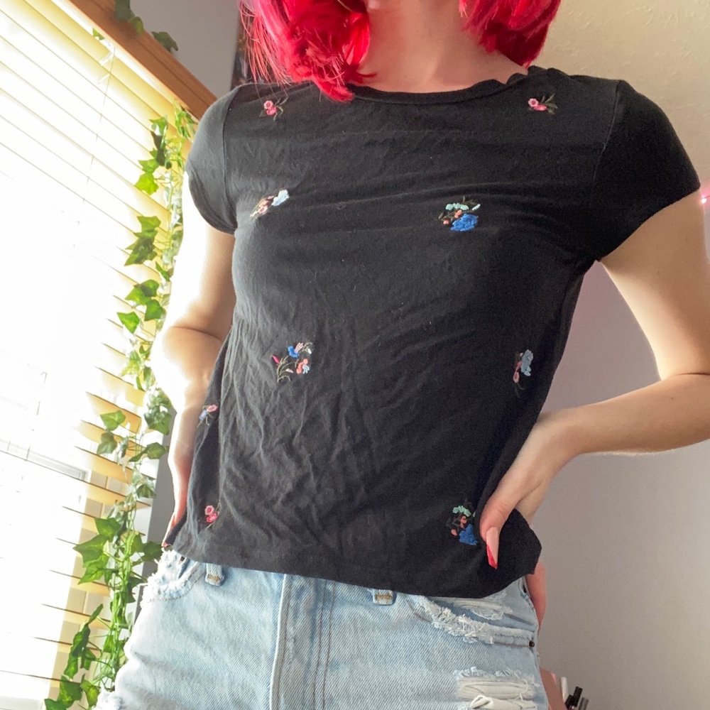 American Eagle embroidered flower t shirt